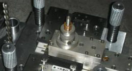 影響自動攻牙機攻絲速度的(de)三大(dà)因素